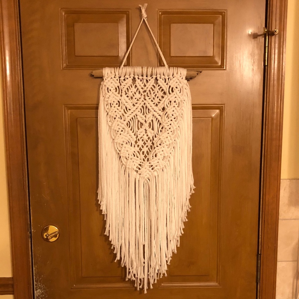 Handmade macrame wall hanging - Picture 3 of 3